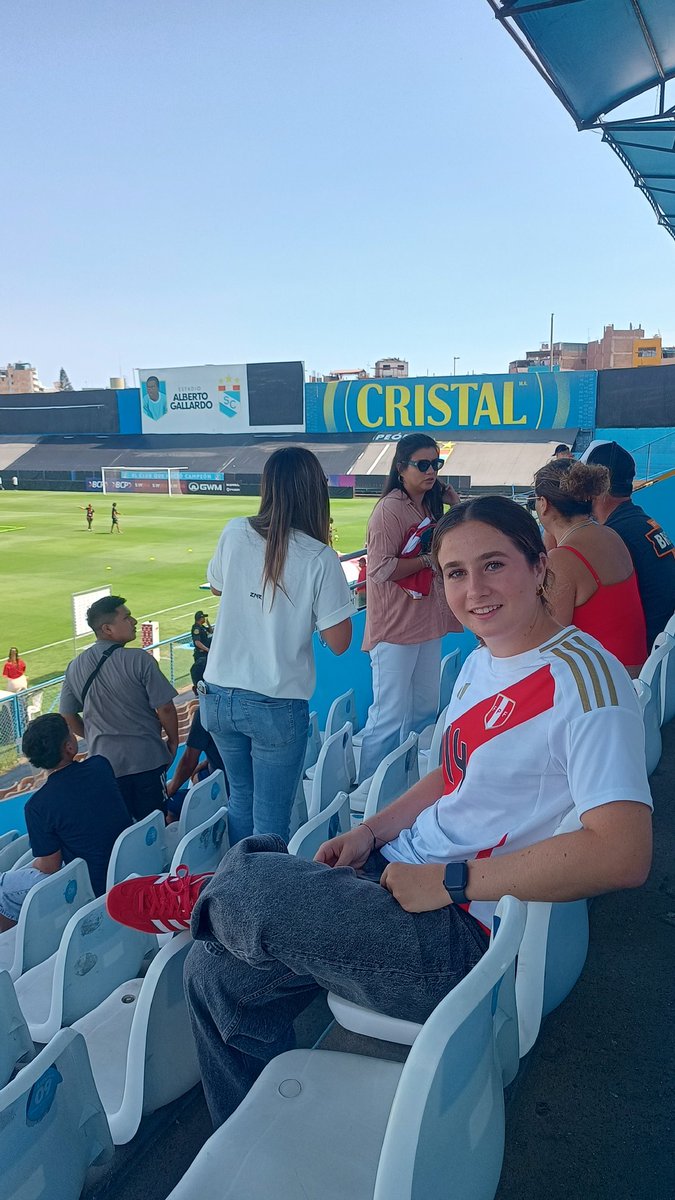 Valerie Gerson, una leona en la tribuna, envía un mensaje de aliento a sus compañeras:
"¡Denlo todo en la cancha, son unas campeonas!"