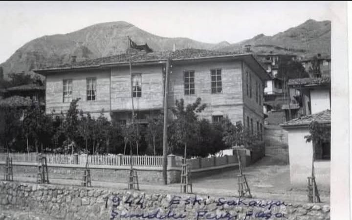 Kastamonu/Tosya   Fevzi Paşa İlkokulu 
Şimdi yerinde Karagüle parkı var. 

Fotoğraf:Faruk Helvacı