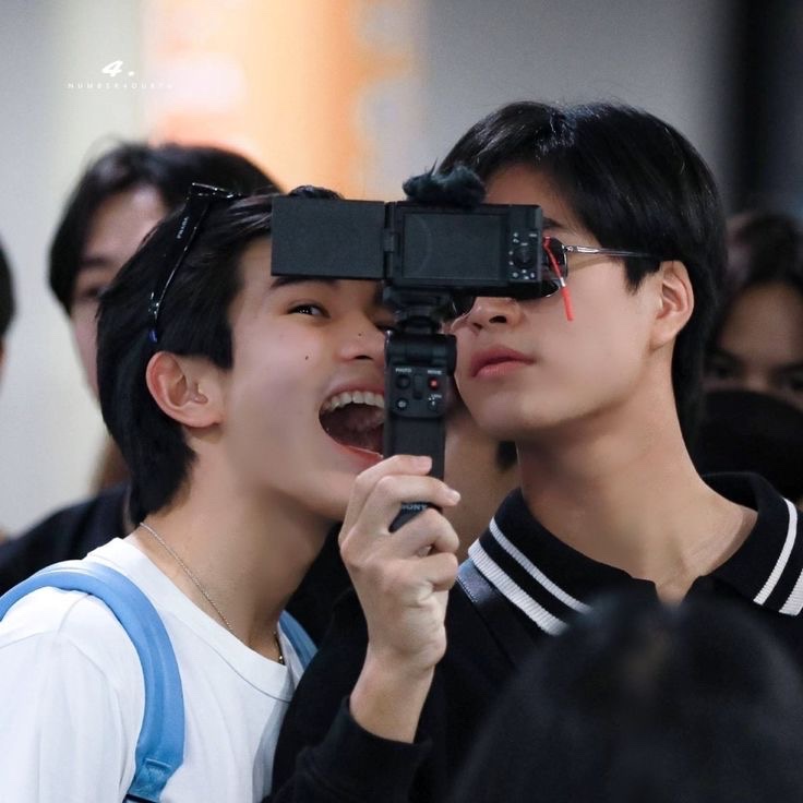HourlyGemFot's tweet photo. Sunshine with his protector 🥺

#GeminiFourth 
#Gemini_NT #Fourthnattawat https://t.co/LgieJTVsgj