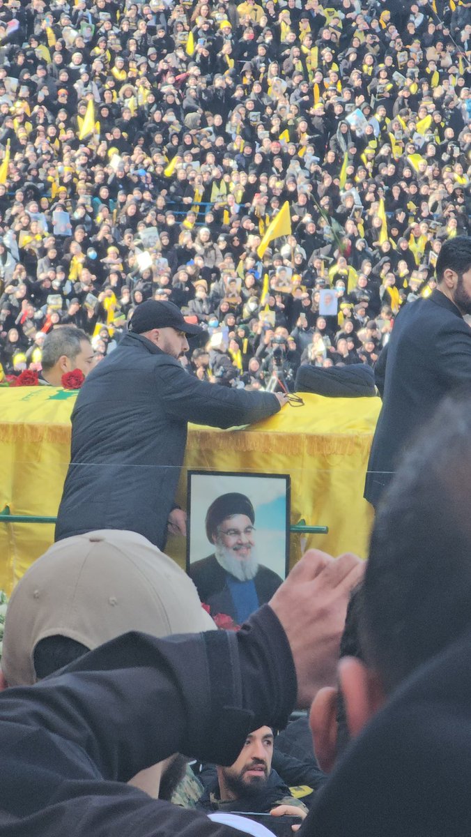 Alihashem's tweet photo. في لحظة واحدة، تراءت أمام ملايين الأنصار صور الصدمات التي تناقلتها الأجيال، كأنما استيقظت الذاكرة دفعة واحدة. عليٌّ المضروب في المحراب، الحسن المسموم في المضجع، الحسين المذبوح في الطفوف. صفحة تتلوها صفحة: “ما منا إلا مقتول أو مسموم.” 
غياب ثقيل الوطأة، طويل الأمد. 
المهدي لم يكن مجرد فكرة في وعي هؤلاء، بل تجسّد الحسين في خلفٍ، ثم اختفى. وبين المهدي وخبر ظهوره، ألفُ مهديٍّ ومهديّ.
ثم جاء موسى الصدر من أقصى المدينة يسعى، فكان الفقد مجددًا. دخل الخطف إلى قاموس القدَر، وانغرست الكلمة عميقًا في الوجدان، كما لو أنها سِمةٌ متوارثة. لكن السيد صنع مضادها الحيوي على امتداد ثلاثة عقود. كان هو الترياق. بعد كل فقدٍ، ينتظرون خطابه، كمن ينتظر جلسة علاج من علةٍ جينيةٍ متوارثة: الرعب من الغياب. 
كان يبلسم الجراح بالكلمات، وحين كان يُقتل فلان ثم فلان ثم فلان، كان السيد حاضرًا ليُعيد بناء يقينهم من جديد.
ثم فقدوه.
لم يكن نصرالله لأنصاره مجرد زعيمٍ يتلون كلماته، وينتظرون إطلالته، ويتبعون توجيهاته. بكلمةٍ منه كان يقلب البؤس إلى نعيم، حتى وإن لم يقتنعوا، كانوا يصدقون فقط لأن السيّد قال. دلّلهم بالقوة, احتملوا الصواريخ والحصار والقتال، لكنهم كانوا كغصن منكسر أمام مجرد فكرة غيابه. كيف لا، وهو الذي في وجدانهم قاهر ضيم، ونصير مظالمهم، وحسين نزالاتهم .
لكن هذه المرة، كانت الصفعة والضيم والنزال، السيد نفسه!