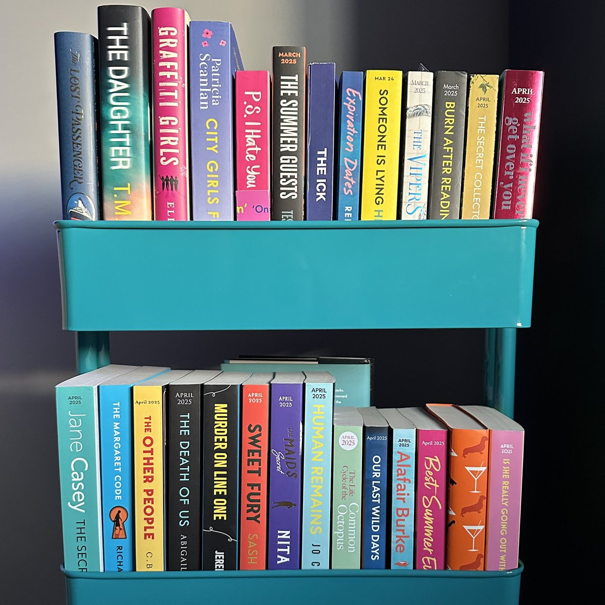 shonaholmes23's tweet photo. Time for a #BookTrolley update for #ShelfieSunday!📚

This is after a bit of a tidy because it was absolutely everywhere, despite my promise to myself that I would keep it all in order!🤦‍♀️

It is however now back in date order to try to keep me organised!🤭🤞

#BookTwitter https://t.co/0jfKdb7Y80