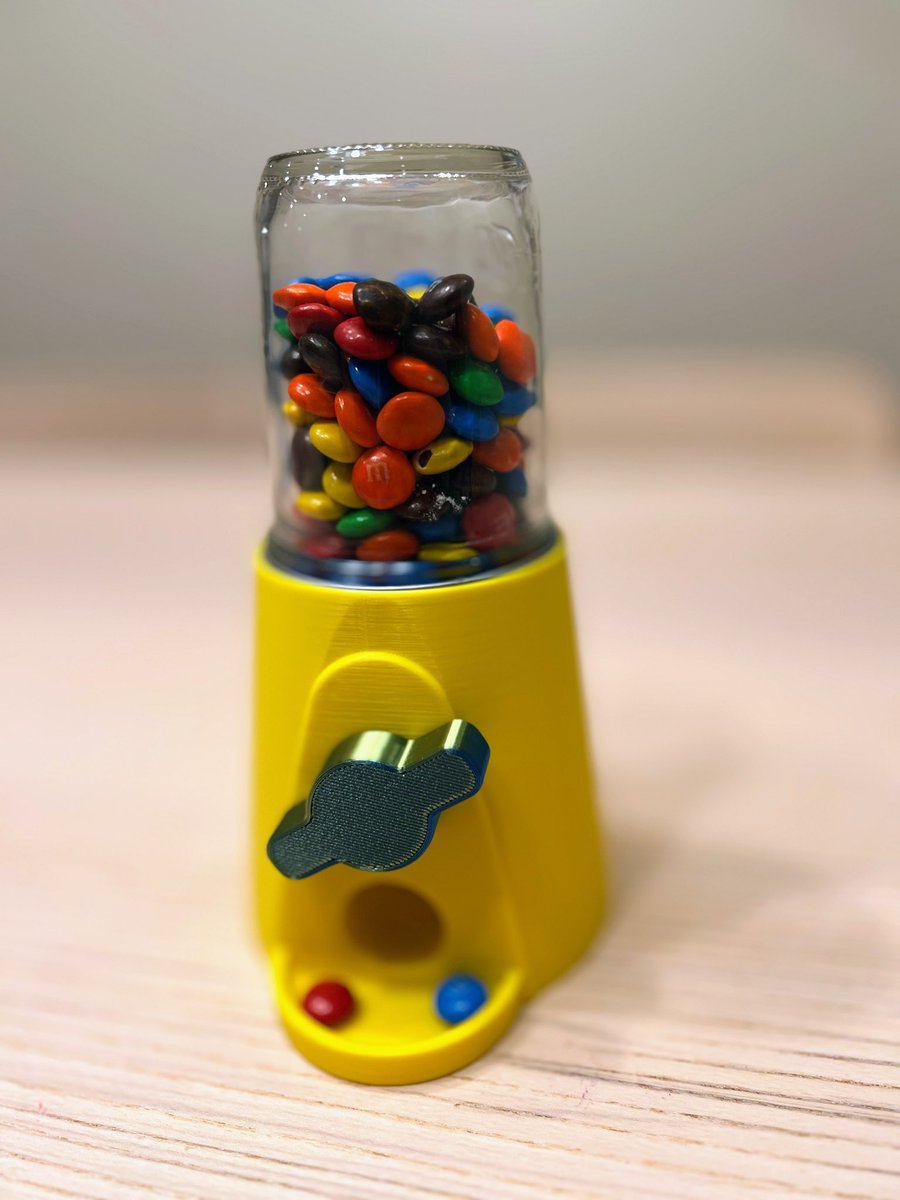 media_dak's tweet photo. 3D printed candy dispenser? WHAT!!! 😃 https://t.co/Vd2Bja36Su