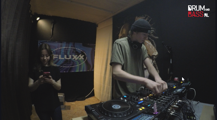 🔥 LIVE NOW: MIX/XED BY FLUX/X 🔥
FLUX/X resident Hazey invites none other than Lian Feldd for this Sunday's session! 🚀

🕓 Tune in from 17:00 CET and join us in the chat!

🔗 Livestream:
👉 drumandbass.nl/live
👉 mixcloud.com/live/drumandba…
👉 twitch.tv/drumandbassnl