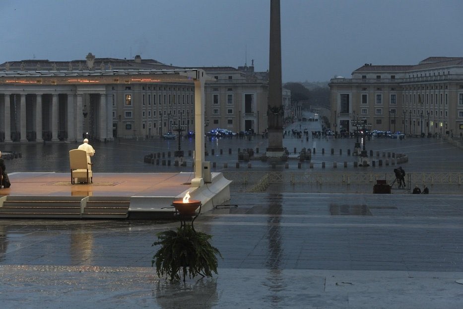 agonic's tweet photo. “Per essere grandi bisogna prima di tutto saper essere piccoli. L’umiltà è la base di ogni vera grandezza.”

#PapaFrancesco 
🙏🕯️ https://t.co/QCQPXRncg7