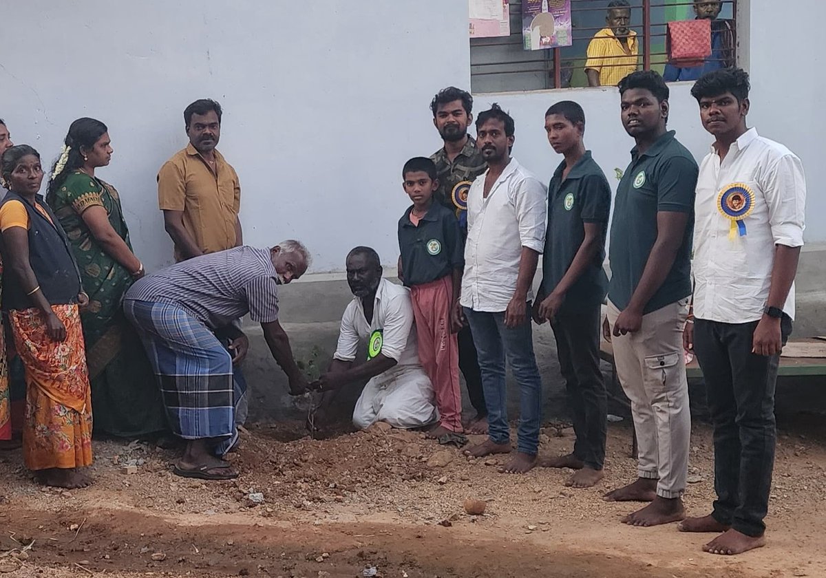 SkfcAlangulam's tweet photo. எங்கள் பாசத்தலைவன் சிவகார்த்திகேயன் அண்ணனின் 40-வது பிறந்தநாளை முன்னிட்டு தென்காசி மாவட்டம் கருத்தப்பிள்ளையூர் அன்னை தெரசா முதியோர் இல்லத்தில் 40 மரக்கன்றுகள் நடப்பட்டது❤️🙏👍

@Siva_Kartikeyan 
@AllIndiaSKFC 
@NellaiSKFC 
@tenkasiskfc https://t.co/8DslXIMrV0