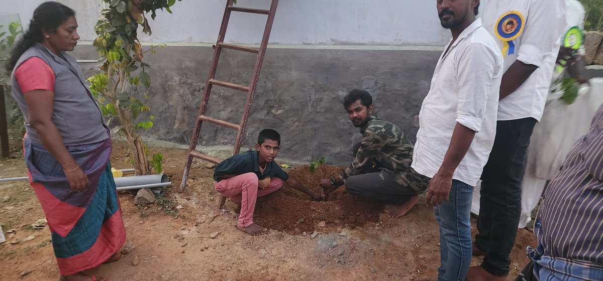 SkfcAlangulam's tweet photo. எங்கள் பாசத்தலைவன் சிவகார்த்திகேயன் அண்ணனின் 40-வது பிறந்தநாளை முன்னிட்டு தென்காசி மாவட்டம் கருத்தப்பிள்ளையூர் அன்னை தெரசா முதியோர் இல்லத்தில் 40 மரக்கன்றுகள் நடப்பட்டது❤️🙏👍

@Siva_Kartikeyan 
@AllIndiaSKFC 
@NellaiSKFC 
@tenkasiskfc https://t.co/8DslXIMrV0