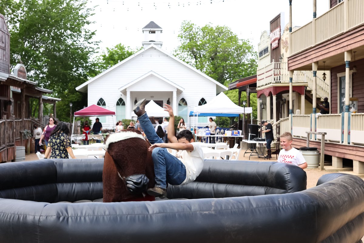 SilverSycamore's tweet photo. @aubreyerin13 @ca_rockets Craig, let's do it! We can set it up right in the middle of the town, just like this, get some music out there &amp; some BBQ and it'll be a party! We're in Pasadena. Feel free to reach out/DM and we'll get you set up right! 🤠 #craigridesthebull @SportsVanessa https://t.co/wOZup3Viz8