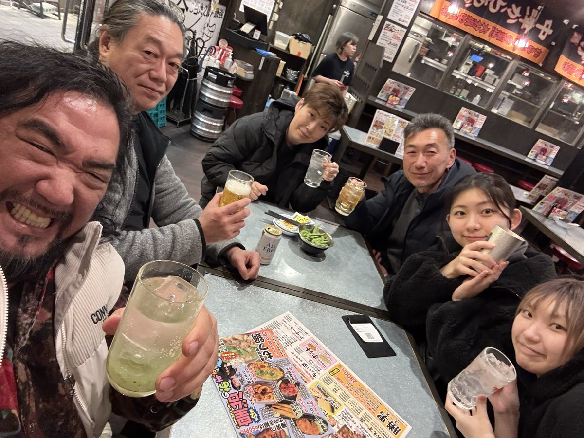 show_kato_max's tweet photo. 若とカンナ
2人が小さい時から12年の付き合い。
2人ともいい子に育ってる
本当、親戚のおじさんみたいに成長に喜び、心配している。
やばいなそりゃ俺歳食うはずだ。
一緒に飯食えてよかった
幸せ！
ちなみに持っている缶は
鯛茶漬け缶 https://t.co/bzlK35dDPq