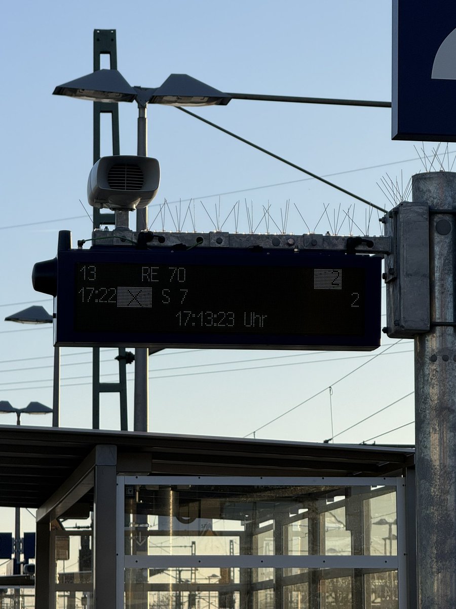 Hallo <a href="/RMVdialog/">RMV Dialog</a> / wenn es Probleme auf den Strecken gibt. Wie gerade zwischen Frankfurt - Darmstadt und Riedstadt Goddelau - Frankfurt / sbahn und RE fallen aus. Also kein Service von der <a href="/DB_Bahn/">Deutsche Bahn Personenverkehr</a> oder <a href="/RMVinfo/">RMV Info</a> / zahlt der RMV dann ein Taxi??