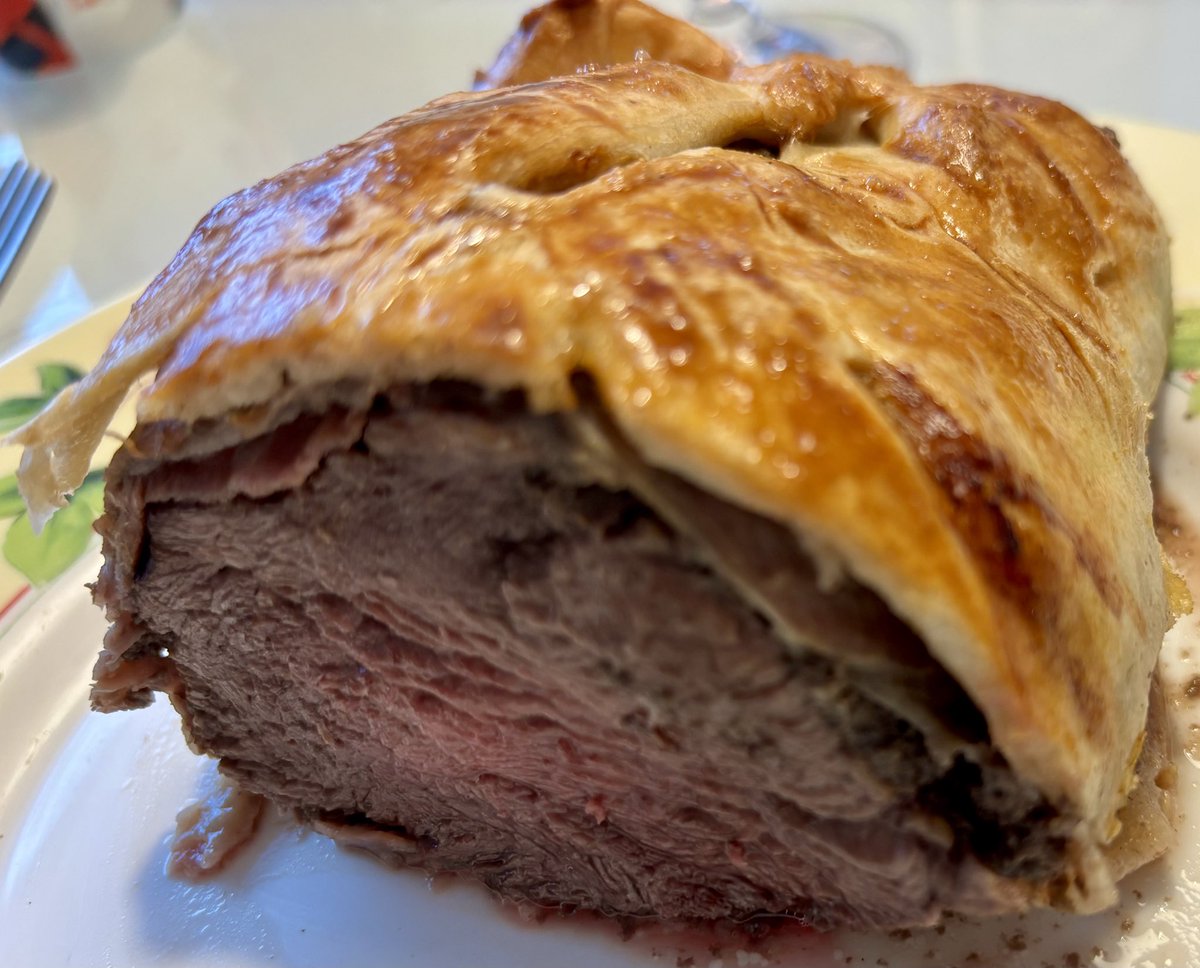 Сегодня в первый раз попытался приготовить beef wellington, ну его нахуй эту возню,  лучшебы просто стейков нажарил 👨🏻‍🍳