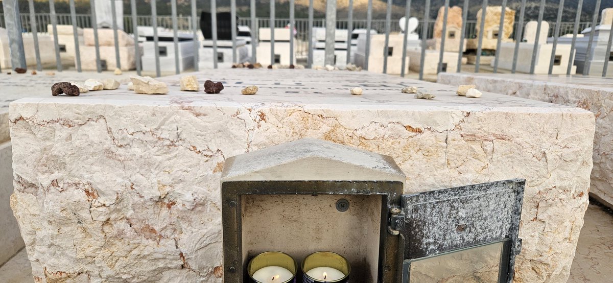 כל האור מזמן הלך לו,
אל תלכי פתאום גם את.
בואי אמא, בואי אמא,
בואי שבי איתי מעט.

(לאה נאור)

עוד שנה
והגעגוע עדיין קיים

בואי אמא,
שבי איתי עד שאגדל...