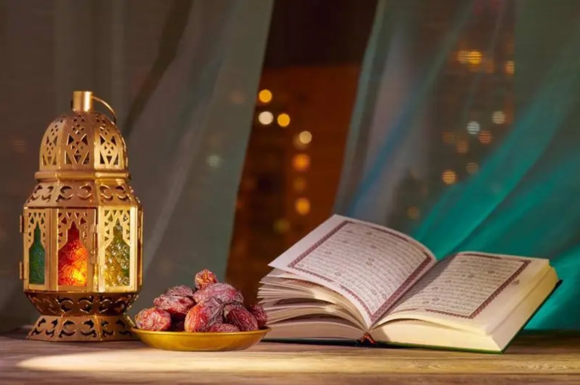 كيف ندمج #الصيام_المتقطع مع صيام #رمضان لتحقيق فوائد علاجية !؟ 

بدايةً يجب التذكير بالفرق بين الصيام المتقطع و الإسلامي .. صيام رمضان عبادة يجب فيها عقد النية و الوقت في النهار فقط و يمنع فيها الماء و الأدوية عن طريق الفم .. 

بينما الصيام المتقطع .. مسموح فيه بالماء و السوائل