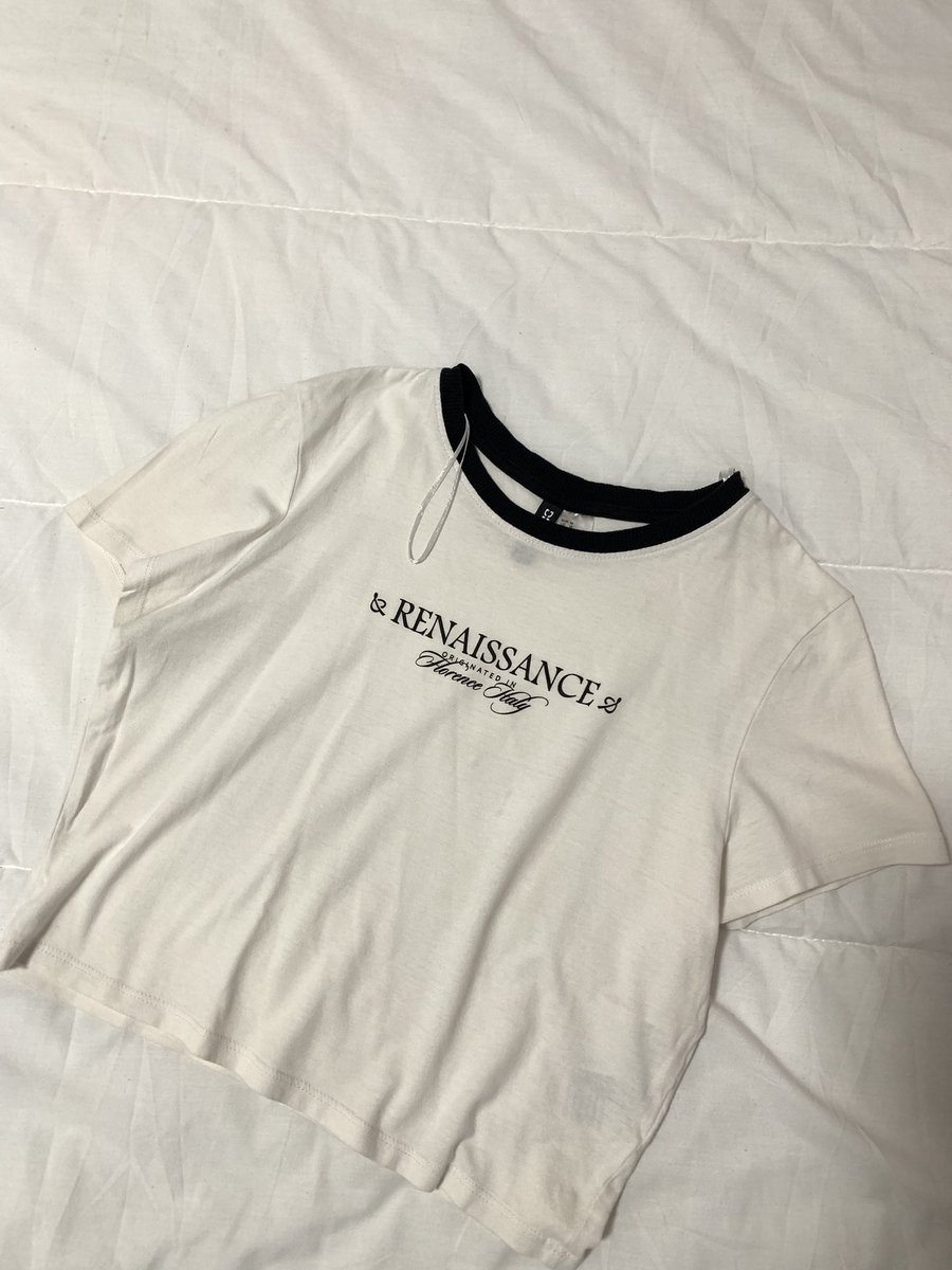 fnn2406's tweet photo. ครอป H&amp;M Printed T-shirt 🖤
(27)

size : (M)

🌀 Price : 80 baht
#ส่งต่อCintage #ส่งต่อเสื้อผ้า #ส่งต่อvgh #ส่งต่อvghbkk #ส่งต่อstylistshop #gentlewoman #ส่งต่อstylist #vghมือสอง #ส่งต่อuxryclub #ส่งต่อfallenangels https://t.co/LwoHi8Ligb