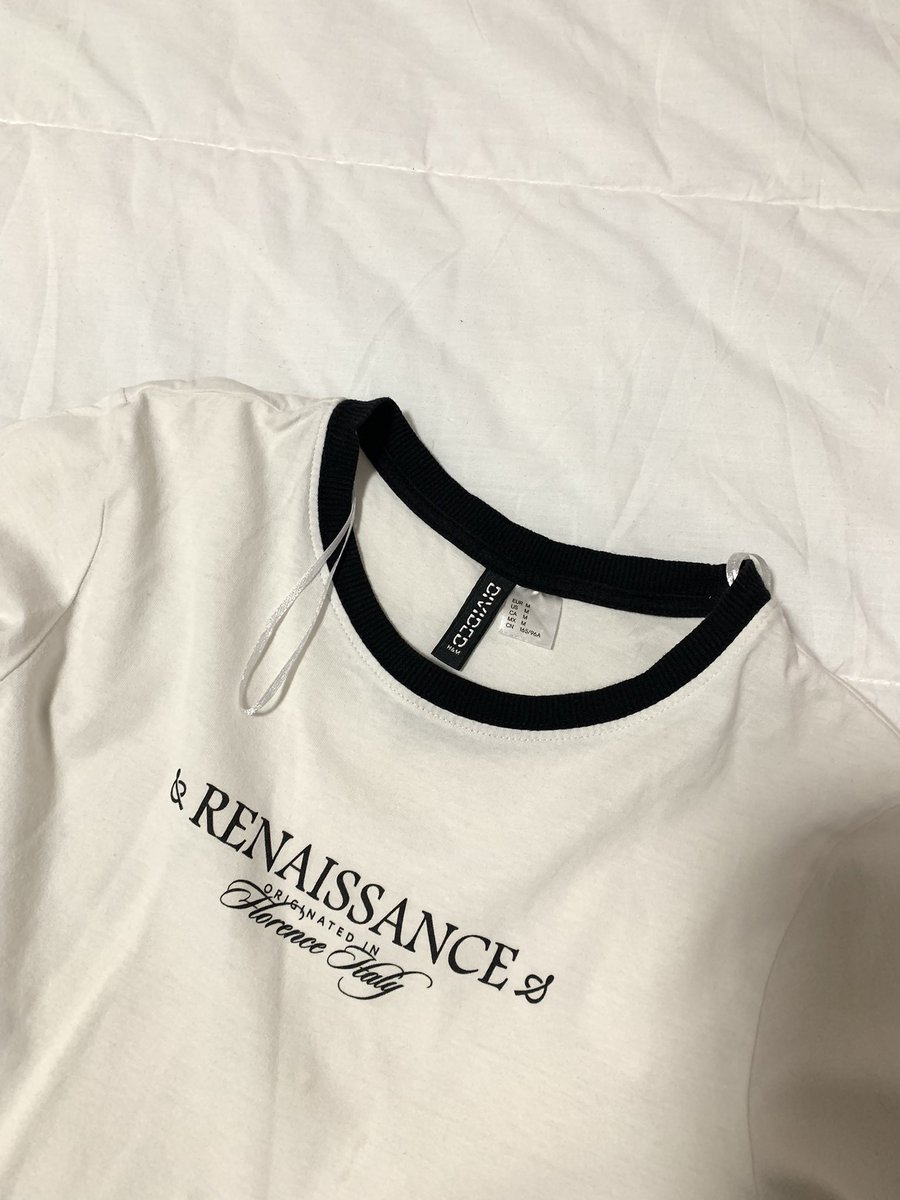 fnn2406's tweet photo. ครอป H&amp;M Printed T-shirt 🖤
(27)

size : (M)

🌀 Price : 80 baht
#ส่งต่อCintage #ส่งต่อเสื้อผ้า #ส่งต่อvgh #ส่งต่อvghbkk #ส่งต่อstylistshop #gentlewoman #ส่งต่อstylist #vghมือสอง #ส่งต่อuxryclub #ส่งต่อfallenangels https://t.co/LwoHi8Ligb
