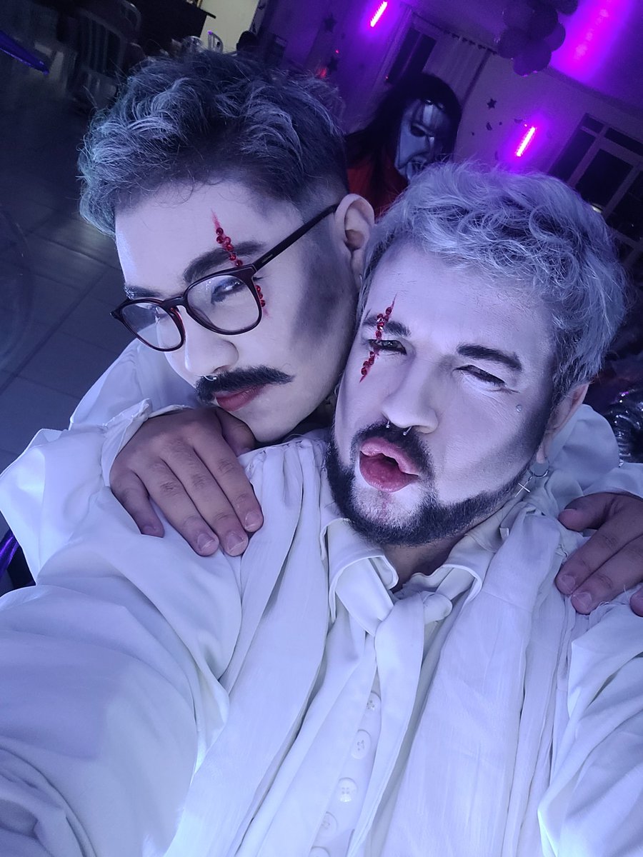 heyrodxx's tweet photo. Deu trabalho (uma semana costurando sem parar) mas ficou chiclas que chiclas nossa fantasia inspirada no @DivaDepressao https://t.co/RSyZui79dE