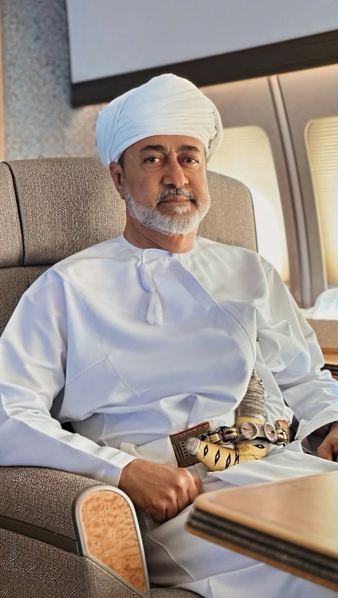 شلة الخارج وخلاقينهم وقد بلغ السيلُ الزُّبي منهم 
حمد الصواعي
أقسم جلالة السلطان هيثم حفظه الله ورعاه وقد برهن ذلك على الواقع حيثُ سجّله التاريخ رغم أنوفكم في أنه انقّذ الوطن من حافة الانهيار في مرحلة مفصلية من تاريخ الوطن حتى كاد الريال العماني حينها يكون مثل الليرة التركية