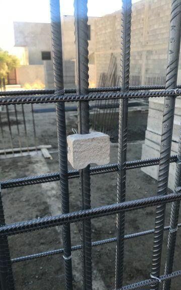 Amlak_Alshrq's tweet photo. البسكوت الخرساني.. تفصيلة صغيرة بحماية كبيرة! 🏗️

🔹 يرفع الحديد عن القالب لضمان الغطاء الخرساني الصحيح.
🔹 يحمي الحديد من الصدأ ويمنع التشققات.
🔹 يطيل عمر المبنى ويعزز متانته.

استخدم بسكوت بجودة وسُمك مناسب حسب كل عنصر انشائي! 💪🔍

#بناء #خرسانة #هندسة_مدنية https://t.co/BmsDNaqlZn