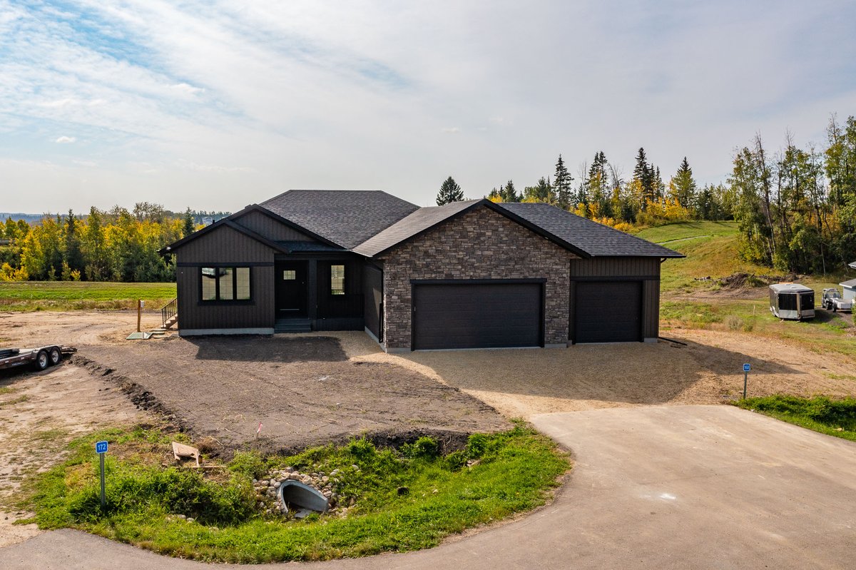 🌳 Dreaming of a spacious home surrounded by nature? Building on an acreage offers incredible benefits, including privacy and breathtaking views! 🏡✨ Explore how you can create your perfect retreat with Beacon Homes. 

#BuildingOnAcreage #CustomHomes #HomeSweetHome #Privacy