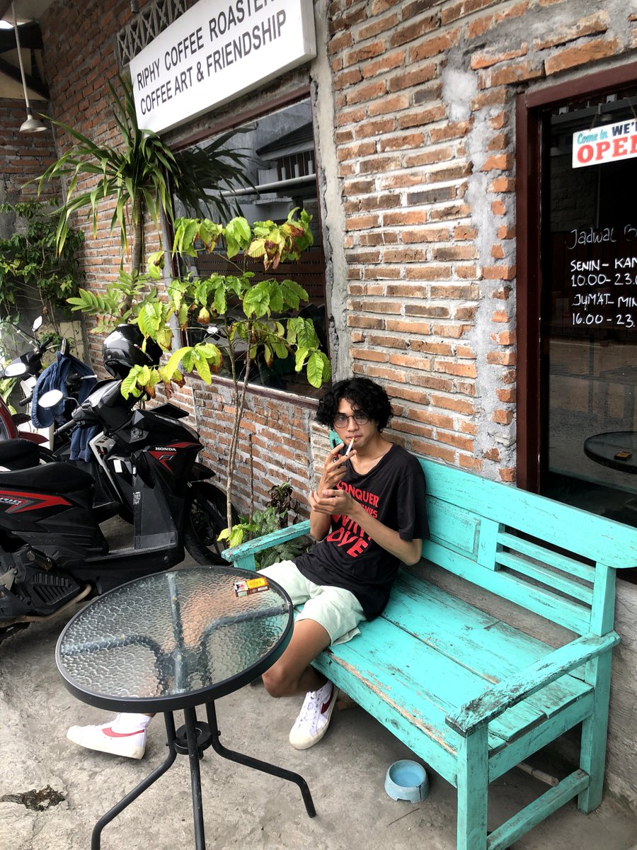 Auchinloss's tweet photo. self potrait 2 https://t.co/mHoTaIJlCk