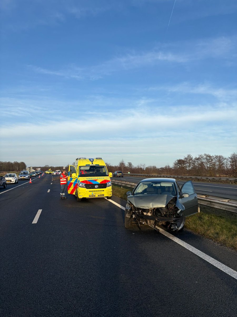 ❌ | Op de #A7 richting Heerenveen is bij Drachten de rijbaan afgesloten vanwege een ongeval. Het verkeer wordt via de vluchtstrook langs het ongeval geleid. We verwachten om 18:00 uur de rechterrijstrook vrij te kunnen geven, maar vanuit Groningen is de vertraging een half uur.