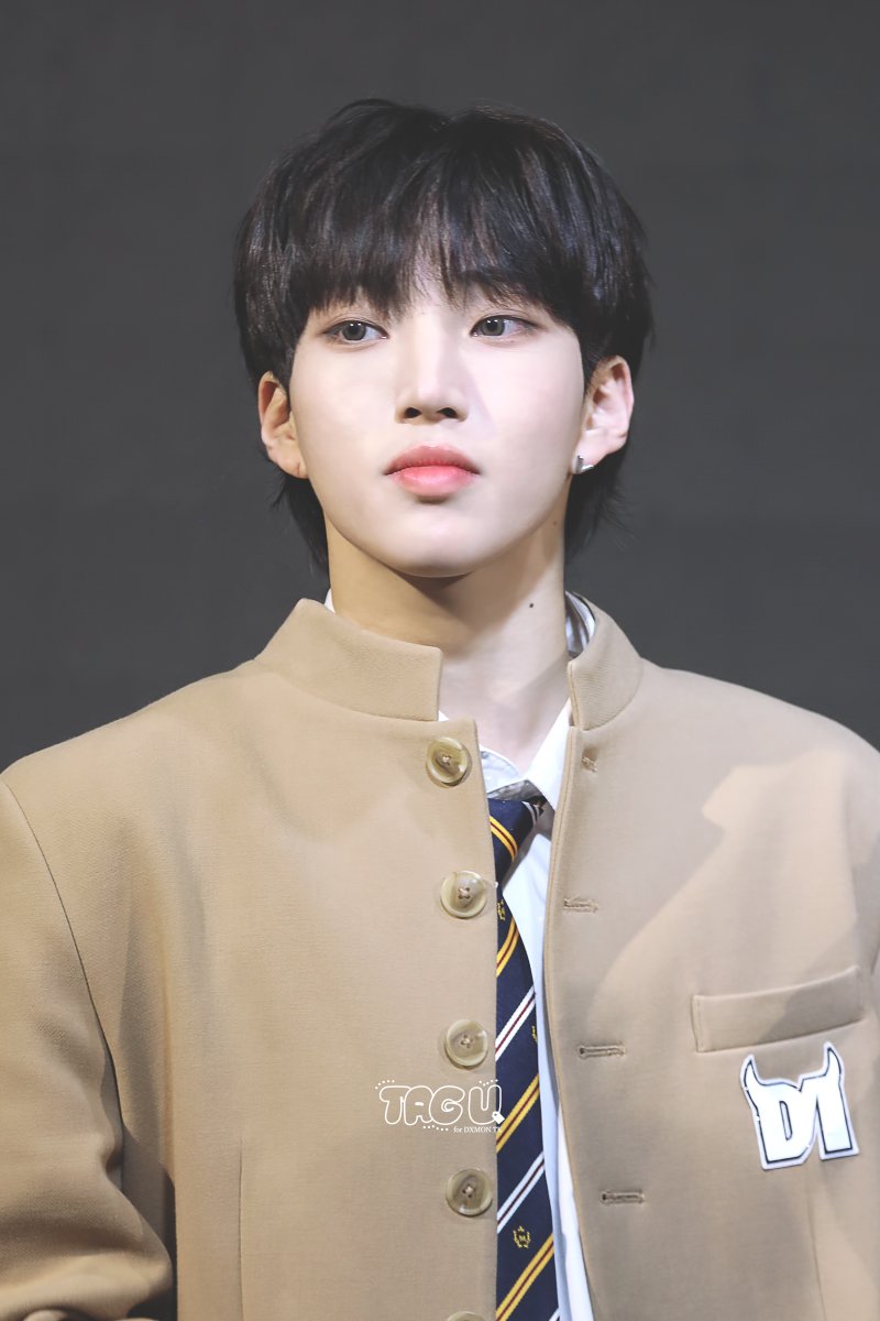 TagU_dxmon's tweet photo. 241101 뮤직플랜트 HQ #태극

#DXMON #다이몬 #TK
#택유 #김택유 @DXMON_HM
#보면_볼수록_진국인_내_고냥이 https://t.co/jBGvtJ4Tih