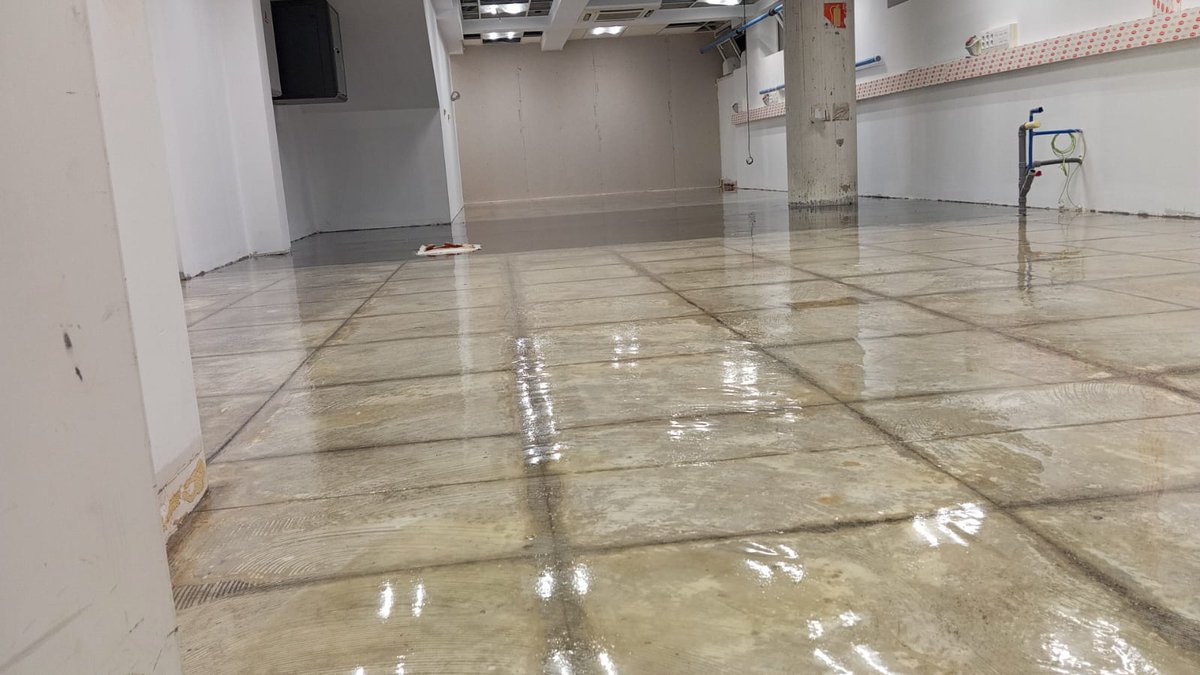 Instalamos pavimentos #ESD para control de #electricidad #estática en #Ingeteam Zamudio. Requisitos: #pvc #conductivo en rollo y soldado, con malla de cobre y toma de tierra. Durante la ejecución encontramos niveles altísimos de humedad y proponemos aplicación #antihumedad.