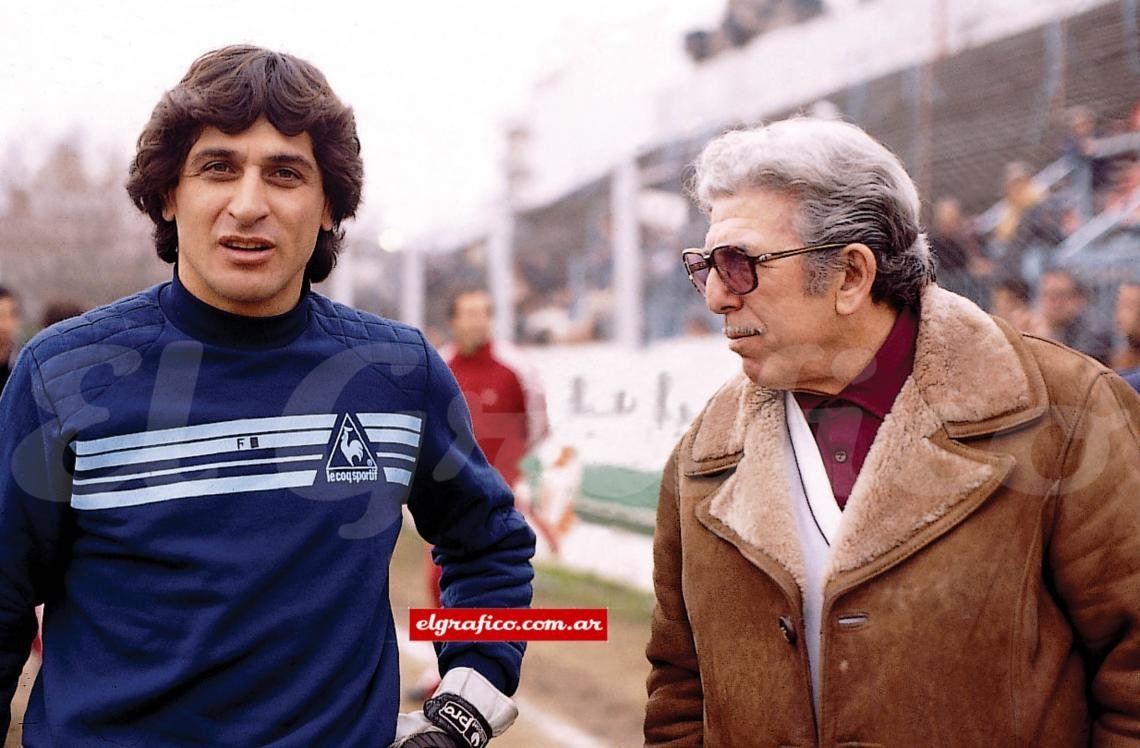 “Soy el arquero que tiene el récord de penales atajados en el fútbol argentino y también tengo la marca de mayor cantidad de penales atajados en un sólo torneo

Lo cierto es que cuando River me compra de Racing, venía con la fama de ser un arquero ataja-penales. Un día el