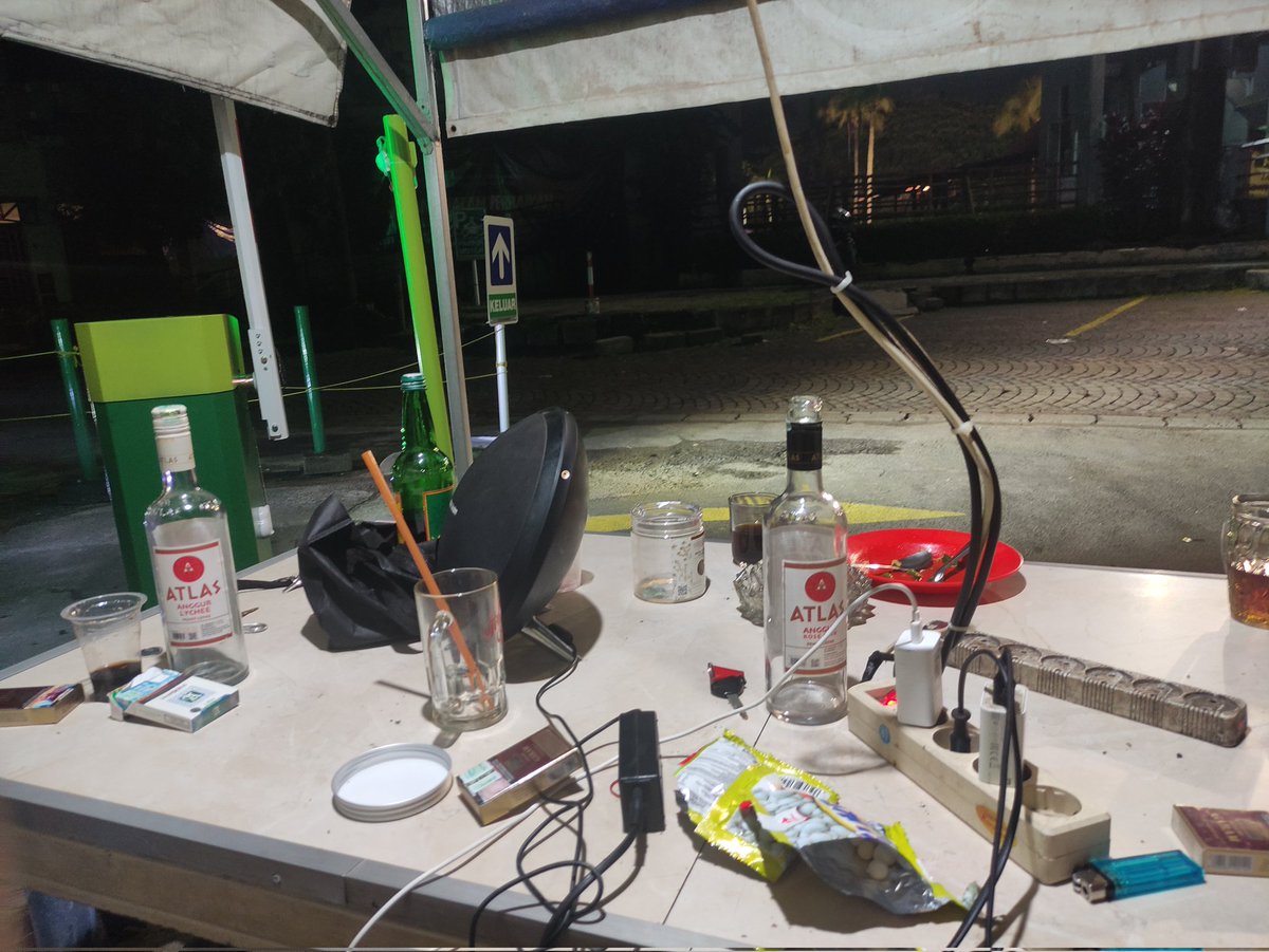 Nostalgasena's tweet photo. Sumpah udah lama ga mabok, sekali nya mabok jelekk banget mabok nya gue. 
Fix keknya temen  gue pada males dah sama gue https://t.co/2qmmjPNJhd
