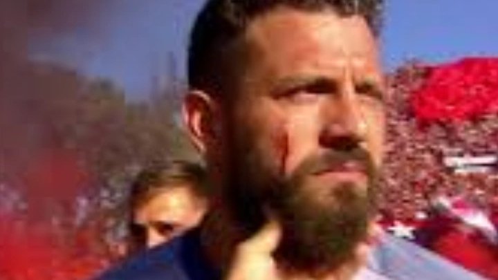 Ya sabemos cómo es esto. Ellos pueden poner bandera de Los Monos, quemar muñecos con nombres de nuestros hinchas asesinados, tirar piedras al campo de juego, ponerle una bomba a nuestro arquero y no pasa nada. Nosotros no los podemos curtir porque se acostumbraron a ser víctimas.