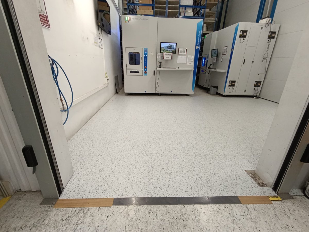 En otra zona de #Ingeteam Zamudio donde no podemos lijar solera, ni levantar antiguo pavimento, usamos una solución de pavimento #pvc #ESD #autoportante que permite hacer la instalación y proporcionar control estático sin levantar polvo ni suciedad. Ejecución en una sola mañana.