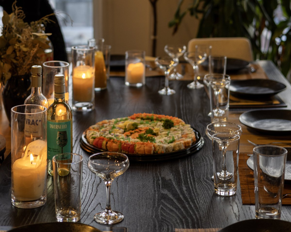 I hosted a dinner party for 12 of the most ambitious + kind builders &lt;22.

No networking, agendas, or forced intros.

3hrs of family style dinner with sunset views of NYC.

TY to <a href="/mergedotclub/">Merge Club</a> and <a href="/vercinyc/">Verci</a>.