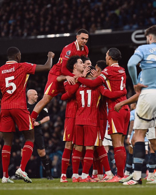 Photography of the Liverpool team celebrating Salah's goal against Manchester City.