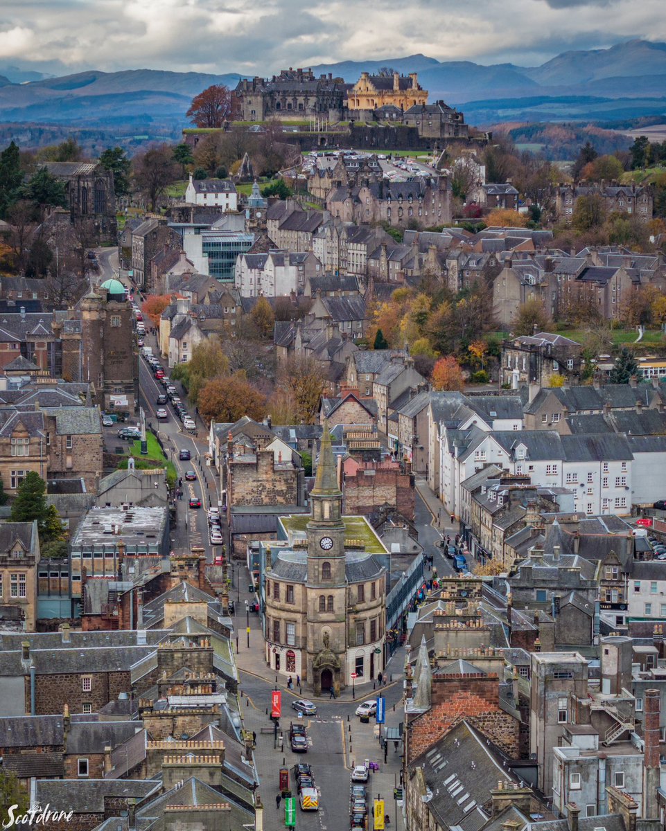 One of my favourite Stirling views - looking north west towards the Athenaeum Building at the top of King Street with the Castle beyond 😍🏴󠁧󠁢󠁳󠁣󠁴󠁿 #stirling #scotland #visitscotland #castle #stirlingcastle