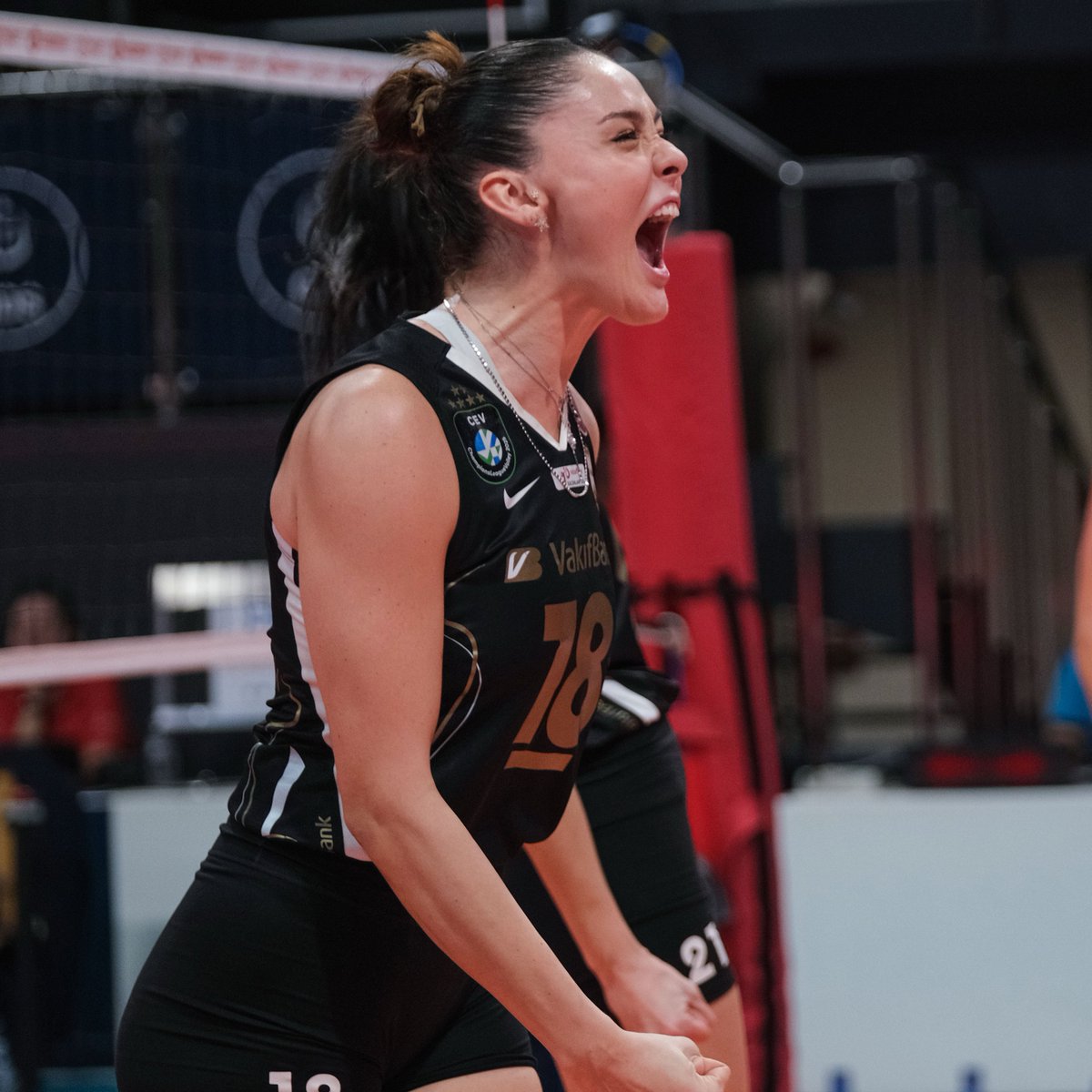 4141sport's tweet photo. VakıfBank, ligde 18. galibiyetini alıyor!

🔴⚫️ Türk Hava Yolları 1 - 3 VakıfBank 🟡⚫️

🆚 26-28, 23-25, 25-18, 18-25 https://t.co/unxUTRf5pk