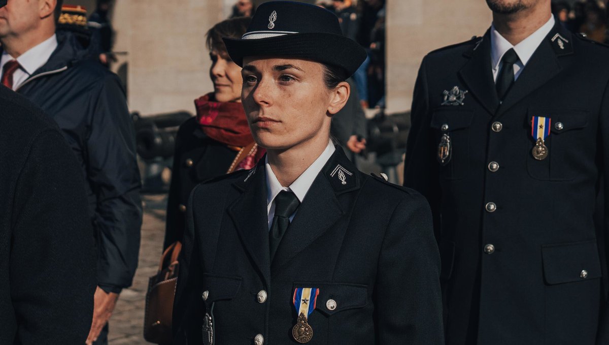 #Hérosduquotidien Elle, c'est Claire. Elle a risqué sa vie pour empêcher un féminicide. Projetée violemment, attaquée aux yeux, elle n’a rien lâché. Son courage vient d’être récompensé. 🇫🇷

Découvrez son histoire ⤵️
gendarmerie.interieur.gouv.fr/gendinfo/temoi…
