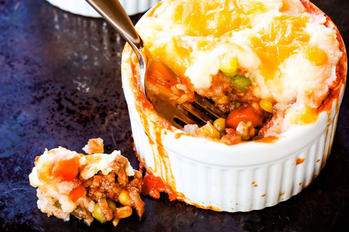 Mini Shepherd’s Pies have everything you love about the classic casserole packaged in individual servings. Easy, fun, and naturally gluten free, they’re perfect for busy nights or cozy comfort food! #ShepherdsPie #GlutenFree 
l8r.it/ygAs