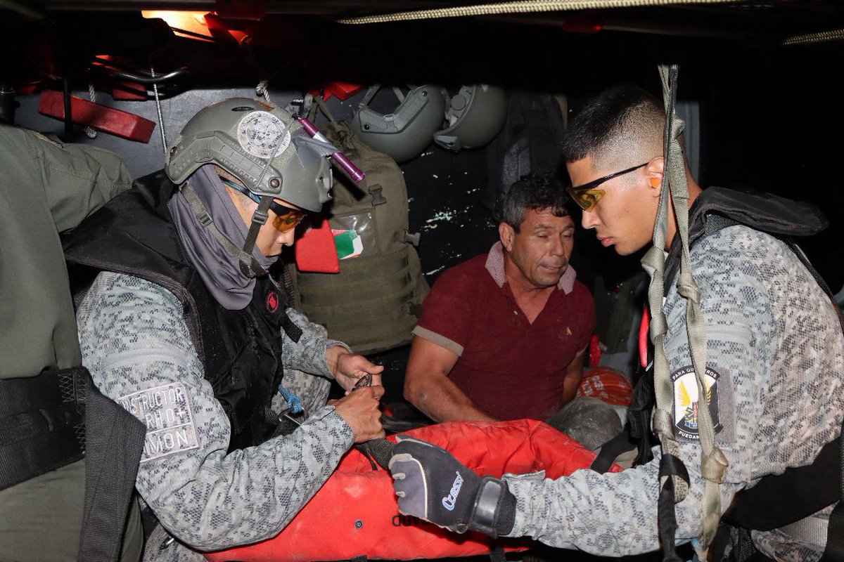 FuerzaAereaCol's tweet image. 34 víctimas de la creciente súbita del río Ariari, fueron rescatadas por tripulaciones del helicóptero UH-60 de su #FuerzaAeroespacial 🇨🇴 en El Dorado, #Meta. 

#ProtegemosLaVida
#CACOM2
#CACOM5
#CENRP