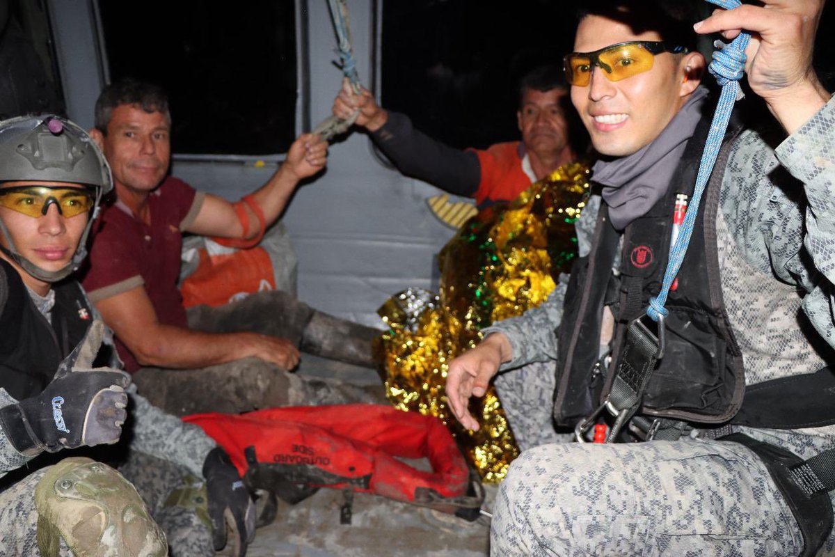 FuerzaAereaCol's tweet image. 34 víctimas de la creciente súbita del río Ariari, fueron rescatadas por tripulaciones del helicóptero UH-60 de su #FuerzaAeroespacial 🇨🇴 en El Dorado, #Meta. 

#ProtegemosLaVida
#CACOM2
#CACOM5
#CENRP