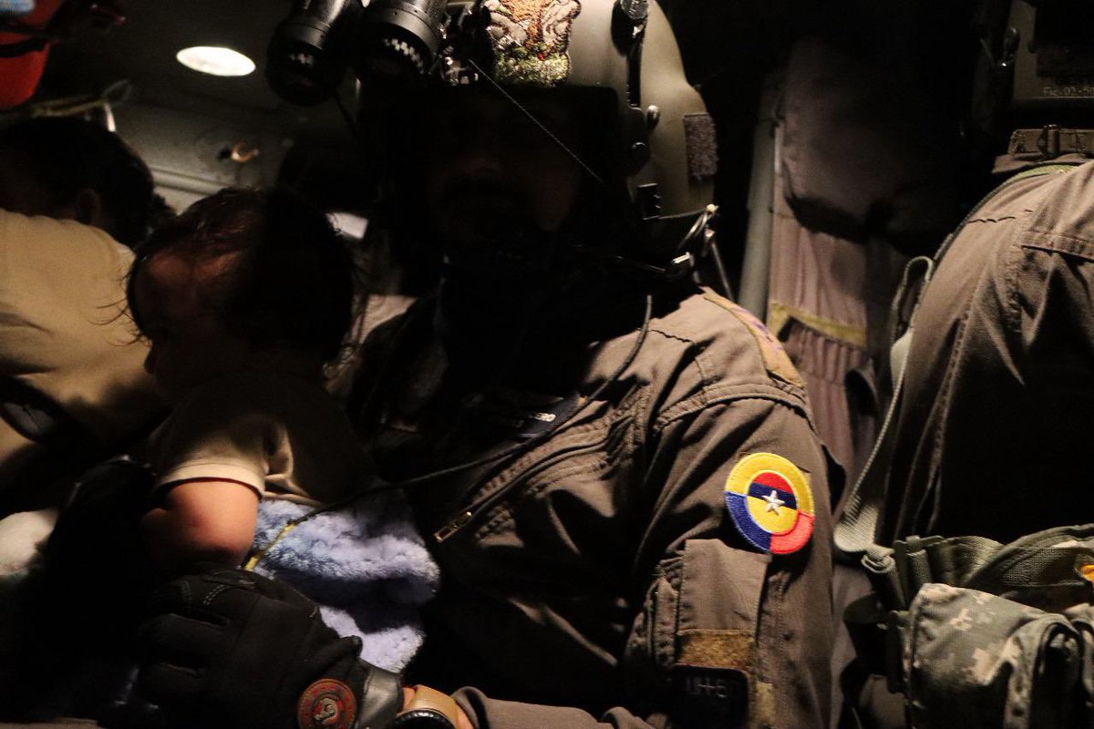 FuerzaAereaCol's tweet image. 34 víctimas de la creciente súbita del río Ariari, fueron rescatadas por tripulaciones del helicóptero UH-60 de su #FuerzaAeroespacial 🇨🇴 en El Dorado, #Meta. 

#ProtegemosLaVida
#CACOM2
#CACOM5
#CENRP