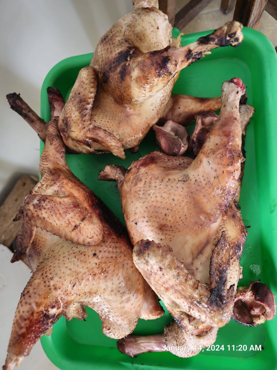 kungufarm's tweet photo. @emeka_ug Was that local chicken or broiler?
Dr Kasenene doesn't like broilers due to the high hormone content given to the birds to get them weight at 6 weeks
#LocalChicken is the bomb, you don't need all those spices or even additional oil https://t.co/N7OeRn7AWN