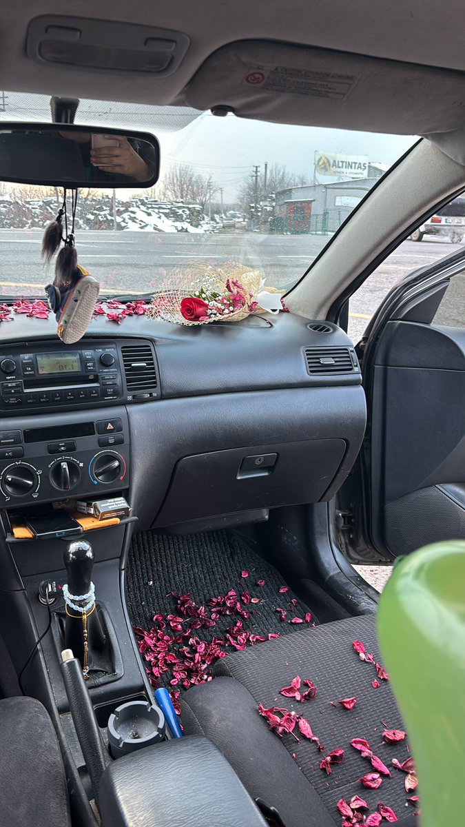 Ablam bir gün Ankara’ya gitti döndüğünde eniştem böyle karşıladı. Hoşgeldin kutlaması vs.  50 yaşında adam ama sevgi her yaşta sevgi işte. Kutlamaya değer olsun varlığınız 🧚‍♀️