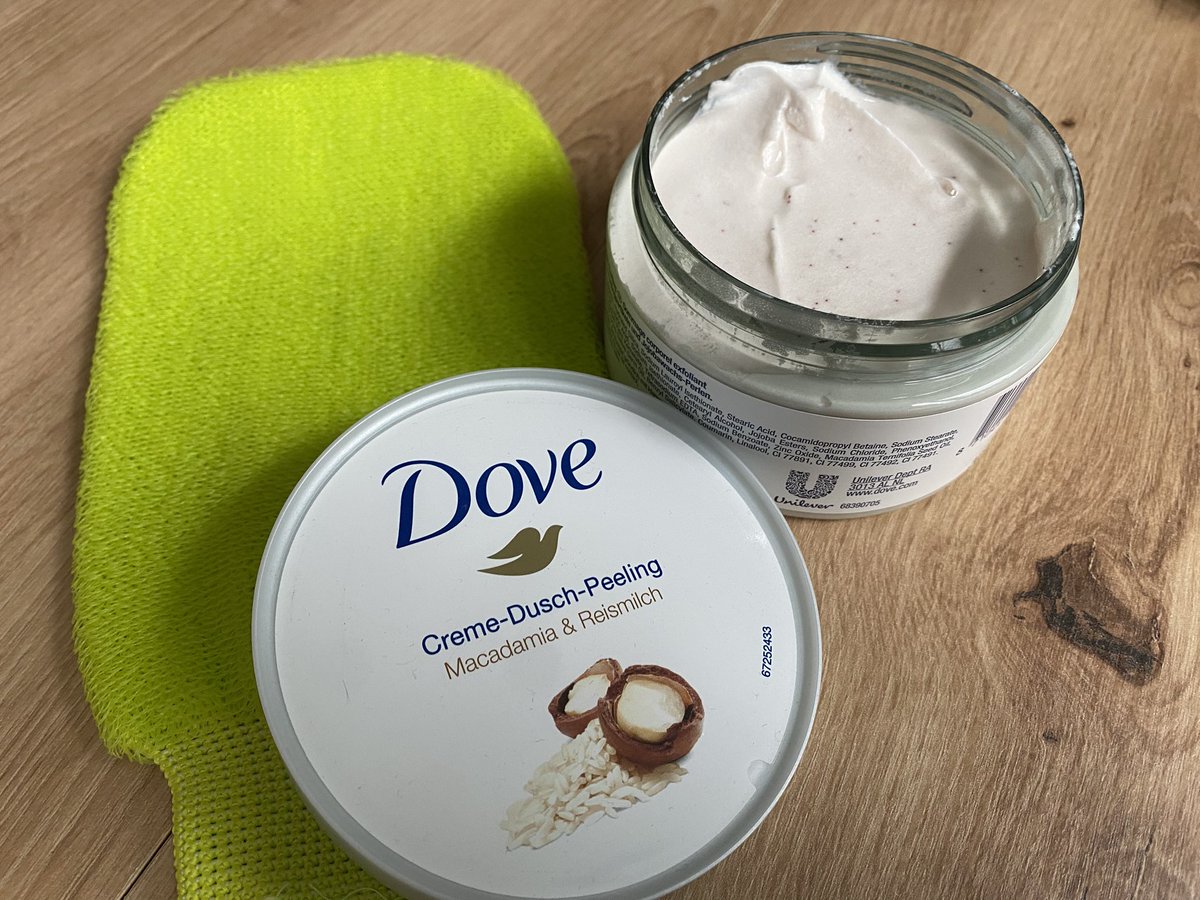 ConnyTesterin's tweet photo. "Werbung" 
Ich durfte bei den #konsumgöttinnen das @dove_offiziell  Creme-Dusch-Peeling Macadamia &amp; Reismilch ausprobieren. Ist toll 
#Dove #CremeDuschPeelings #gepflegteHaut
#konsumgöttinnendove  #dovebodycare  #körperpflege #dovecremeduschpeeling   #dovegöttinnen https://t.co/UGowbielUx