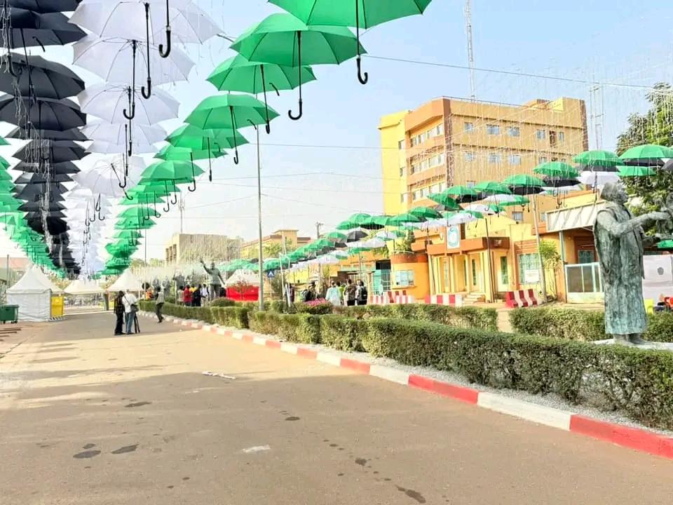 KathyaStrecy's tweet photo. Ouagadougou aux couleurs du #FESPACO. 

❤️ Le BURKINA FASO ❤️

📷: Facebook https://t.co/XqEmenAH2x