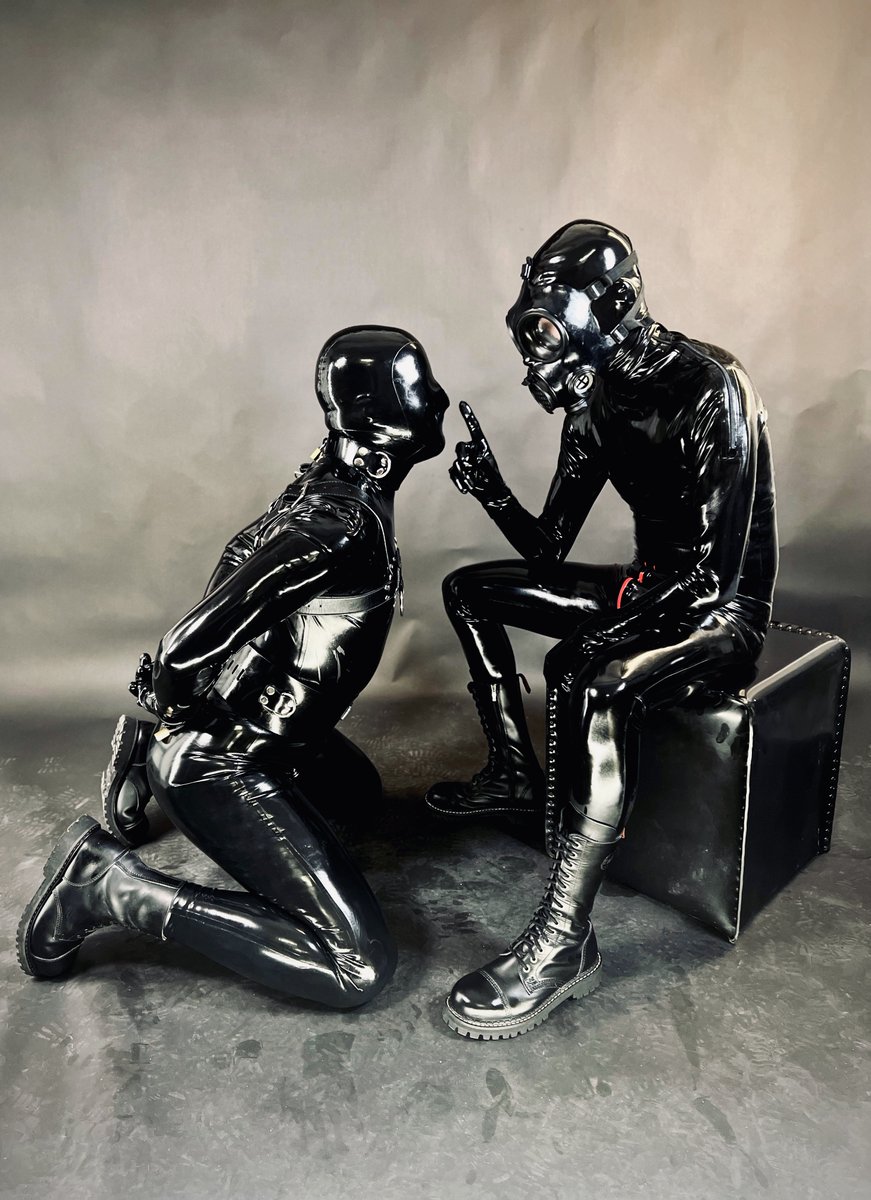 fetishrbbrSir's tweet photo. I am your master, you are my property @fetishrbbrslave 🔒 A rubber slave always ready to serve me‼️😈

#rubber #rubbergay #rubbercouple #rubbermaster #rubberslave #rubberfetish https://t.co/zdJeGFWtXf