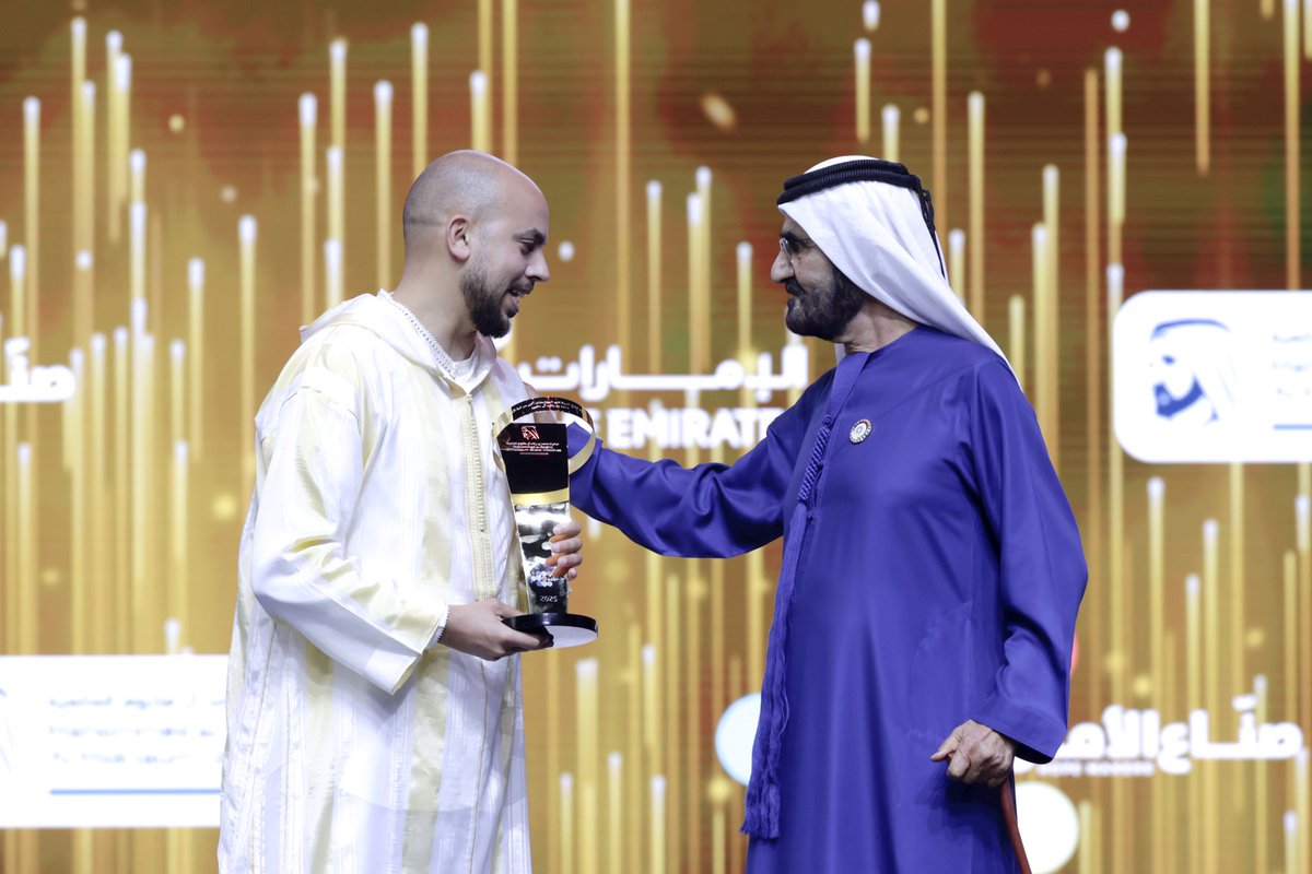 HHShkMohd's tweet photo. ضمن حفل إنساني جميل .. توجنا الليلة صانع الأمل الفائز بعد استلام 26 ألف قصة لمبادرة صناع الأمل 2025  … والفائز هو أحمد زينون من المغرب … نبارك له .. ونشد على يديه .. ووجهنا بتكريم جميع المتأهلين فائزين بنفس الجائزة .. 

حفل صناع الأمل هو تظاهرة إنسانية .. تجسد معني العطاء النبيل .. وتعمل على إلهام آلاف الشباب العربي ليكونوا فاعلين في مجتمعاتهم … إيجابيين في التعامل مع التحديات التي تواجههم .. مشاركين في نشر الخير للآخرين ..