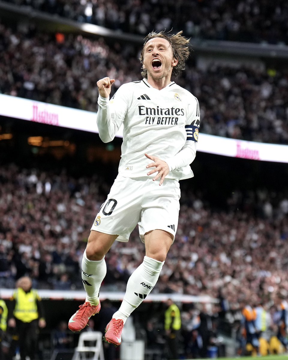 🏟️✨ One more standing ovation for Luka Modrić.

Legend of the game.