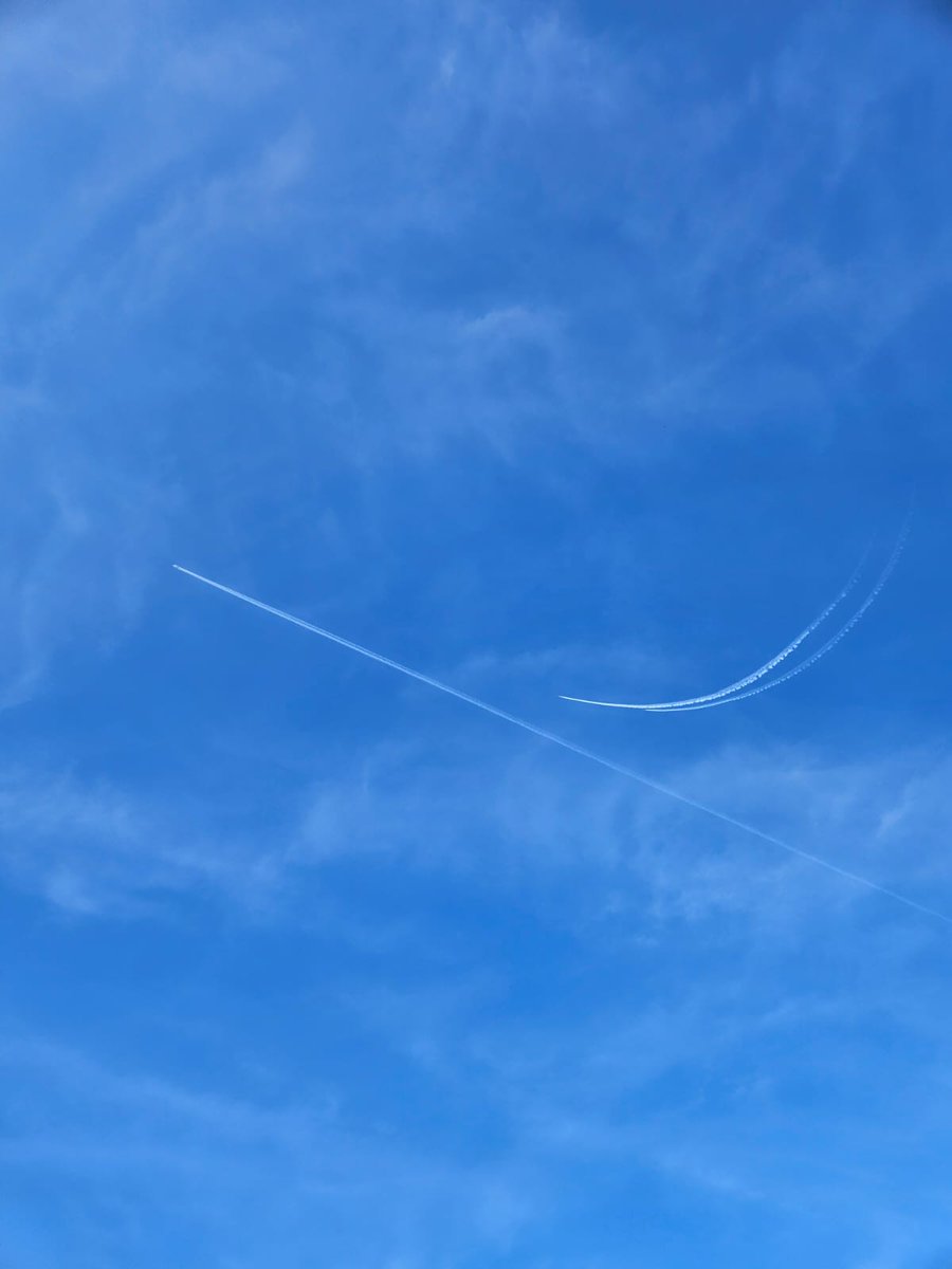 MicheleBuo's tweet photo. @flightradar24 the moment he was reached by Italian military fighters on Foggia #AA292 https://t.co/L627J6MMZ6