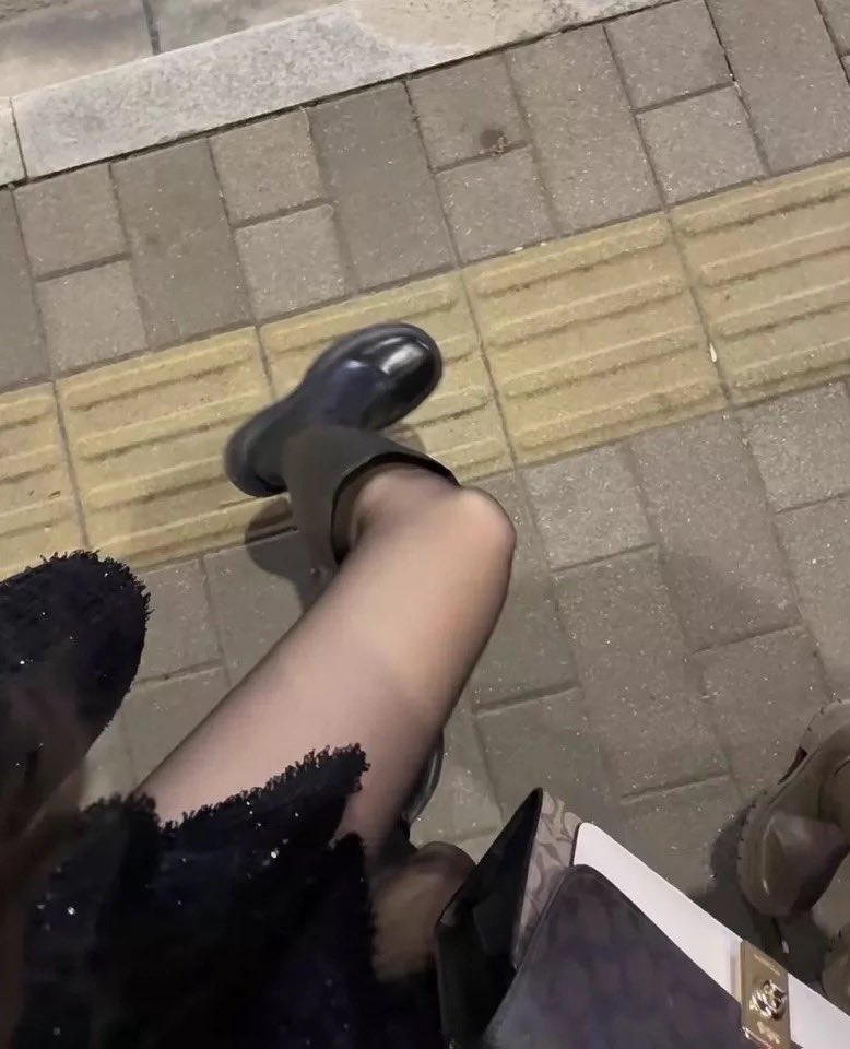 rusert_1982's tweet photo. 我脚下这块板砖起码还能被我踩着，而你做梦都想让我踩着吧？现在想想自己是不是活的连一块板砖都不如呢？点赞滚过来挨骂让我看看有多少傻逼贱狗想被我踩着虐待！#女s #男m #玉足 #恋足 #辱骂 #羞辱 #粗口 #龟责榨精 #寸止 #任务指令 #榨金 https://t.co/Zjgw6MWy8b