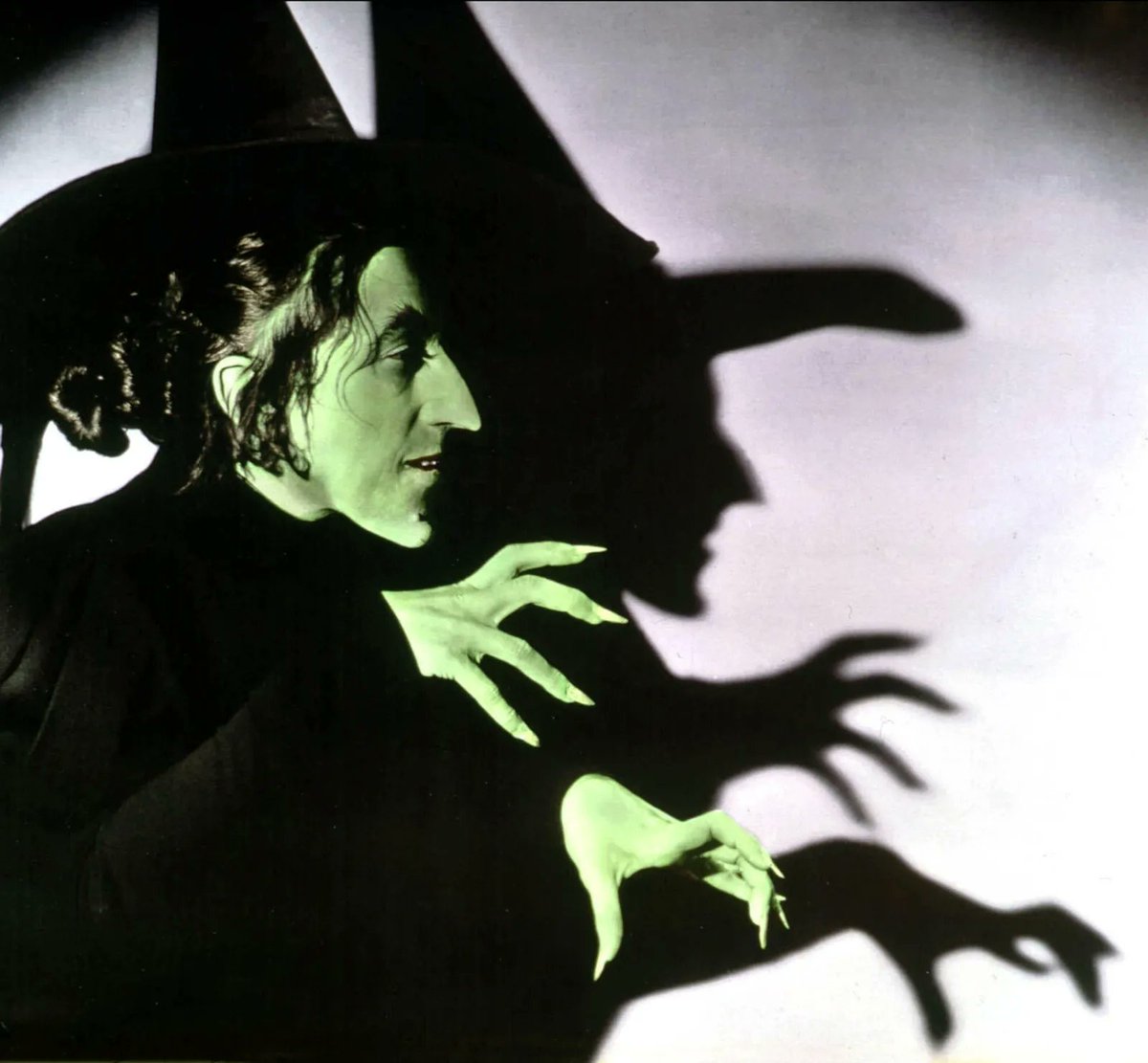 Korveu's tweet photo. Wicked Witch of the West Margaret Hamilton

Referência                              Resultado https://t.co/W3OHhSjEqv