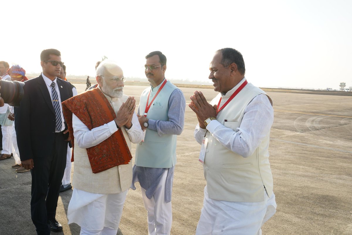 iPawandubey's tweet photo. स्वागत, वंदन, अभिनंदन 

आज देश की हृदय स्थली मध्यप्रदेश की धरा भोपाल में ग्लोबल इन्वेस्टर समिट का शुभारंभ करने पधारे यशस्वी माननीय प्रधानमंत्री श्री नरेंद्र मोदी जी की अगवानी कर आत्मीय स्वागत करने का शुभ अवसर प्राप्त हुआ।
#NarendraModi 
#GISMP2025 https://t.co/5F4qifWJNH
